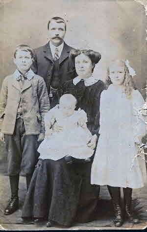 This a photo of John Frederick Thomas with his wife Ada and children Frederick George, Gladys Elizabeth and baby Horace.